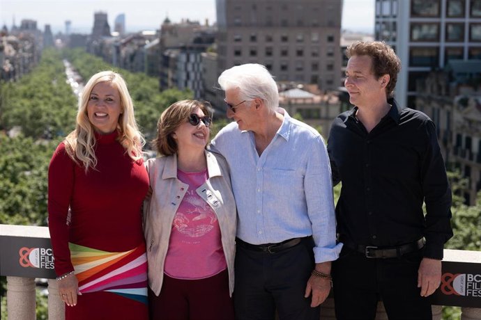 Los actores, Richard Gere, Philip Delaquis y Barbara Miller, durante el photocall del documental ‘Sabiduría y Felicidad’ en el BCN Film Fest, en los cines Verdi, a 30 de abril de 2025, en Barcelona, Catalunya (España). El Festival Internacional de Cine de