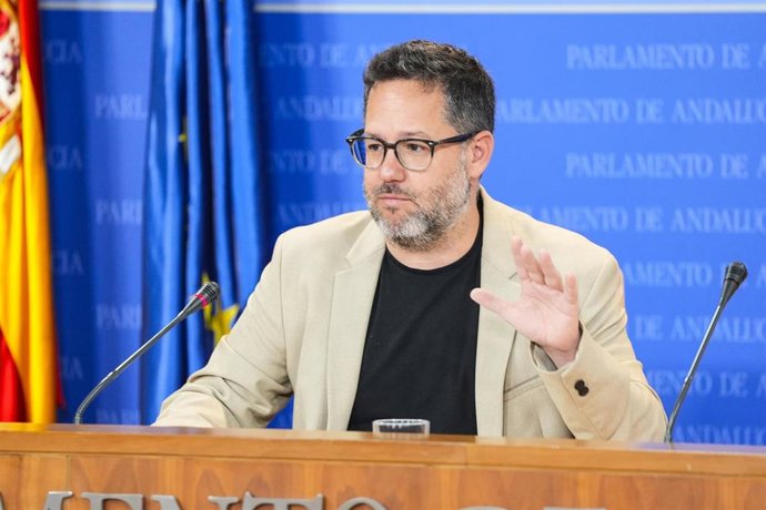 El portavoz del Grupo Mixto-AdelanteAndalucía, José Ignacio García, durante la ronda de ruedas de prensa de portavoces de los grupos parlamentarios en el Parlamento de Andalucía, a 30 de abril de 2025 en Sevilla (Andalucía, España). Los portavoces de los 