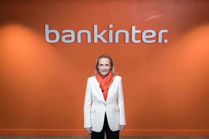 La consejera delegada de Bankinter, Gloria Ortiz, llega a una rueda de prensa para presentar los resultados obtenidos por Bankinter durante el primer trimestre de 2025, en la sede del grupo, a 24 de abril de 2025, en Madrid (España). Bankinter obtuvo un b