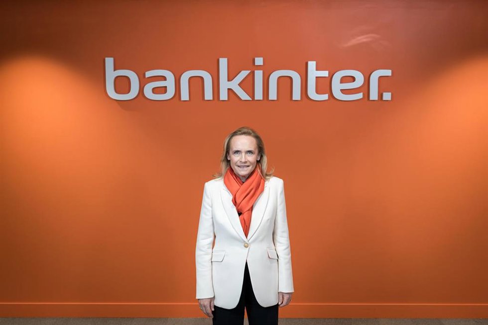La consejera delegada de Bankinter, Gloria Ortiz, llega a una rueda de prensa para presentar los resultados obtenidos por Bankinter durante el primer trimestre de 2025, en la sede del grupo, a 24 de abril de 2025, en Madrid (España). Bankinter obtuvo un