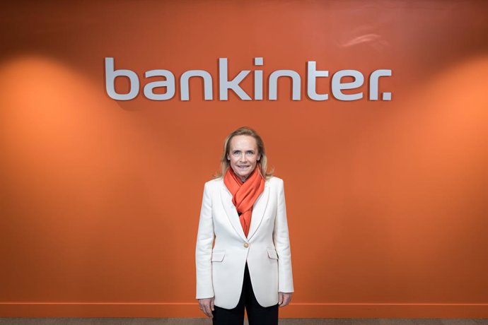 La consejera delegada de Bankinter, Gloria Ortiz, llega a una rueda de prensa para presentar los resultados obtenidos por Bankinter durante el primer trimestre de 2025, en la sede del grupo, a 24 de abril de 2025, en Madrid (España). Bankinter obtuvo un b
