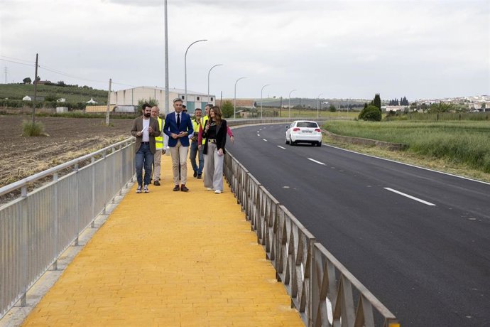 Lorite (centro) recorre la mejorada conexión viaria entre Maruanas y El Carpio.