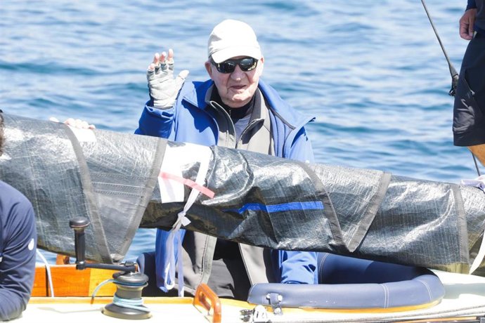 El Rey Juan Carlos regresa al puerto deportivo, a 27 de abril de 2025, en Sanxenxo (España).
