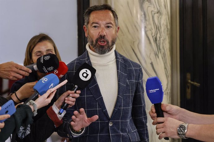 El regidor de Patrimoni i exsegon tinent d'alcalde i exedil d'Ocupació, Parcs i Jardins de l'Ajuntament de València, Juan Manuel Badenas (Vox), atén als mitjans després que la UCO haja requerit informació sobre contractes que ha subscrit.