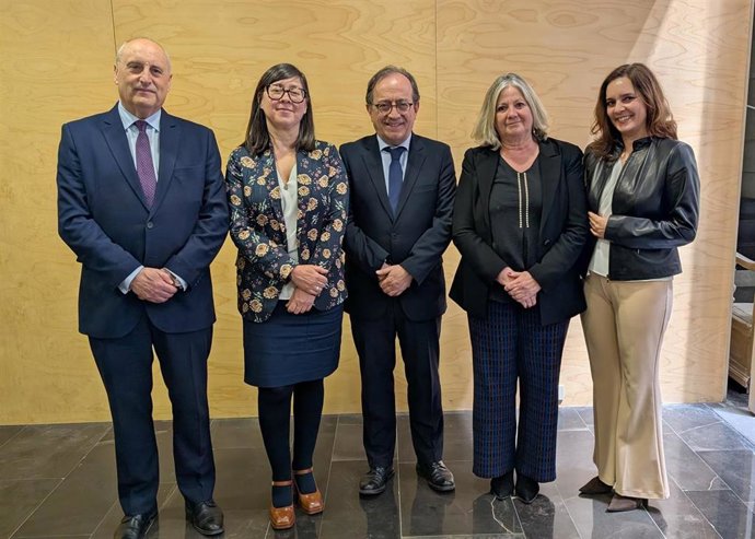 Los miembros de la nueva Comisión Permanente del CACYL tras del Pleno celebrado este miércoles en Valladolid. De izquierda a derecha, Emilio Fuentetaja, Ana Martín, Fernando Rodríguez Santocildes, Sonsoles Jiménez y Mónica Pérez.