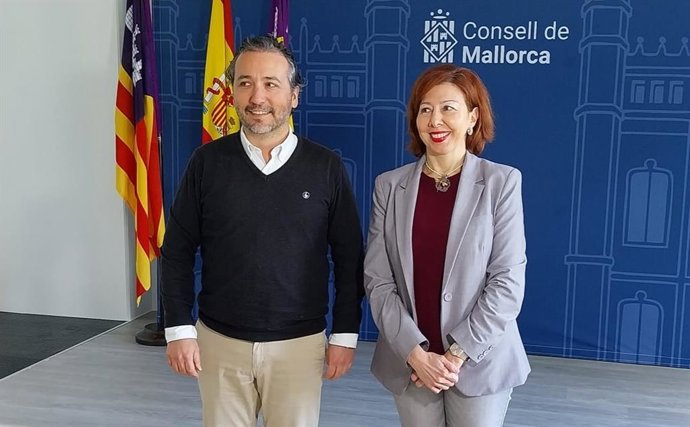 El conseller insular de Territorio, Movilidad e Infraestructuras, Fernando Rubio, y la directora insular de Urbanismo, María José Frau.