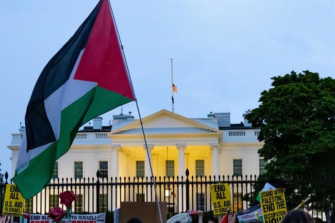 25 de abril de 2025, Washington, Distrito de Columbia, EUA: Uma bandeira palestina é hasteada do lado de fora da Casa Branca durante uma manifestação que denuncia o genocídio contínuo dos palestinos em Gaza.