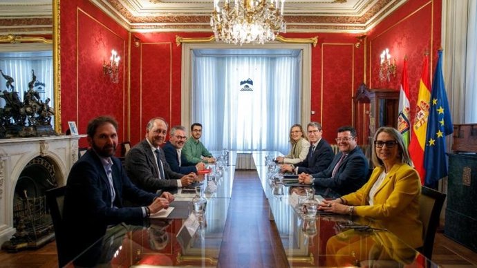 El presidente del Gobierno de La Rioja, Gonzalo Capellán, preside la reunión del Consejo Riojano de Diálogo Social
