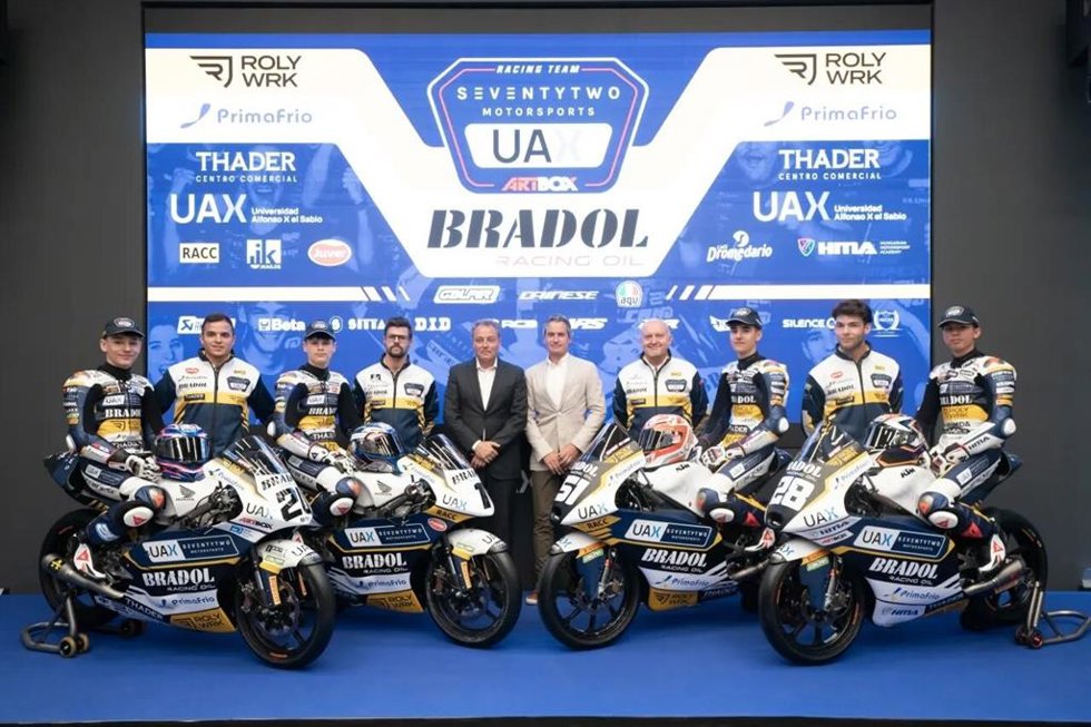 Emilio Alzamora y su equipo equipo UAX SeventyTwo Artbox, en la presentación de la temporada 2025.