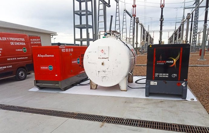 Grupos en una subestación eléctrica de LoxamHune