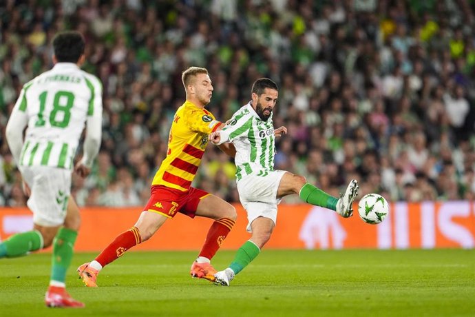 Isco Alarcón intenta controlar un balón durante el Betis-Jagiellonia de la Liga Europa 24-25