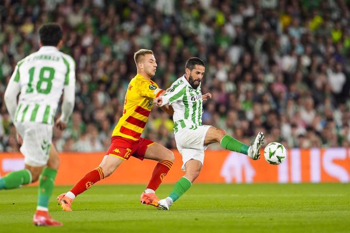 Mateusz Skrzypczak of Jagiellonia Bialystok and Francisco 'Isco' Alarcon of Real Betis in action during the UEFA Europa Conference League Quarter Final First Leg, football match played between Real Betis and Jagiellonia Bialystok at Benito Villamarin stad
