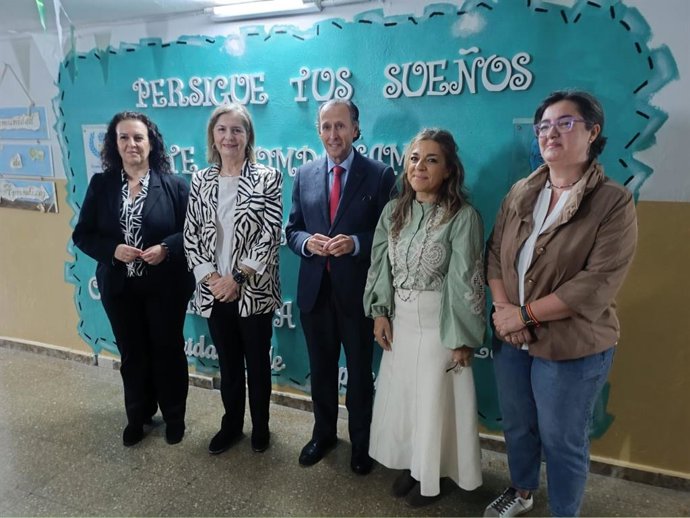 La delegada territorial de Justicia, Administración Local y Función Pública en Cádiz, Ana Bertón, en el CEIP Serafina Andrades de Chiclana de la Frontera, que celebra sus 50 años.