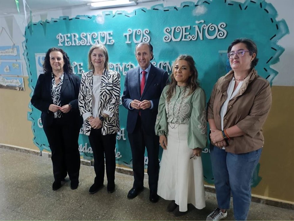 La delegada territorial de Justicia, Administración Local y Función Pública en Cádiz, Ana Bertón, en el CEIP Serafina Andrades de Chiclana de la Frontera, que celebra sus 50 años.