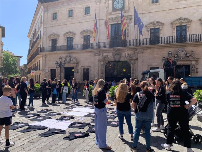 Trabajadoras externalizadas de las 'escoletes' de Palma, frente al Ayuntamiento de Palma durante la huelga.