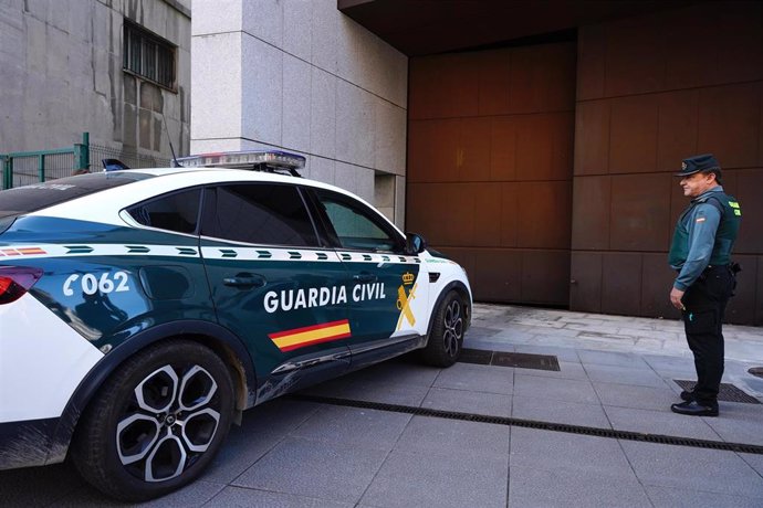 El matrimonio detenido por encerrar a sus tres hijos durante más de 4 años en una vivienda en Oviedo entra en los juzgados de Oviedo en un coche de la Guardia Civil para declarar.