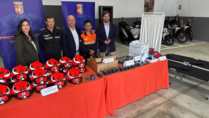 El alcalde de Antequera, Manuel Barón, acompañado por el teniente de alcalde delegado de Seguridad, Antonio García Mendoza, la teniente de alcalde portavoz del Equipo de Gobierno, Ana Cebrián, y el coordinador municipal de emergencias, Julio Maqueda