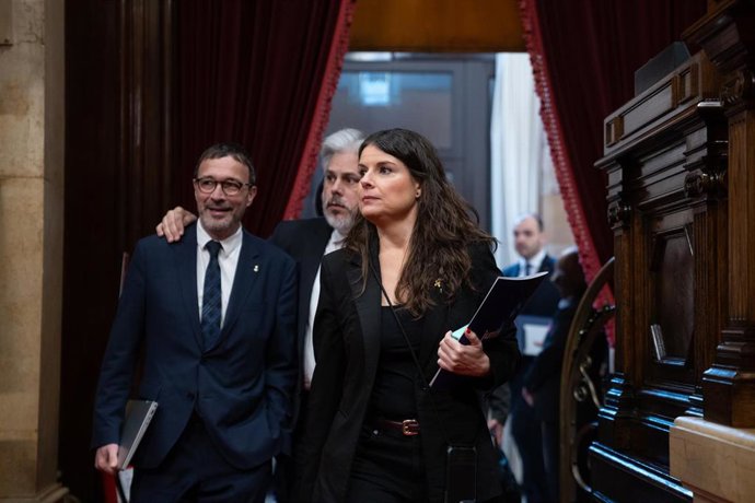 Archivo - Los diputados de Junts en el parlament de Catalunya, Mònica Sales, Albert Batet y Xavier Rius, durante una sesión de control al Govern, en el Parlament, a 26 de febrero de 2025, en Barcelona, Cataluña (España). El Parlament debate a partir de ho