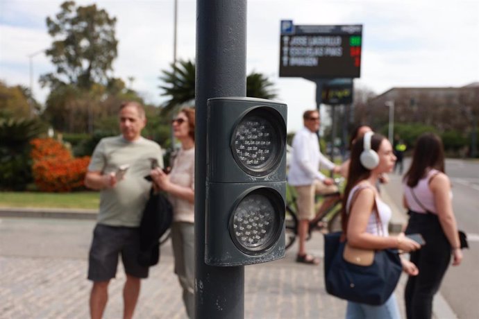 Semáforo apagado en una calle tras el inesperado apagón que dejó sin suministro eléctrico al país en la jornada del 28 de abril.