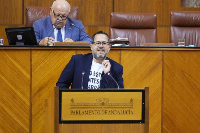 Archivo - El portavoz del Grupo Mixto-AdelanteAndalucía, José Ignacio García, en una imagen de archivo. En segundo plano, el presidente del Parlamento, Jesús Aguirre. 