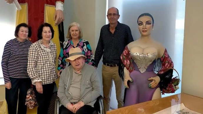 La muestra 'Alicante, una historia de cine' recibe la visita de Paco Huesca, donante de carteles de películas
