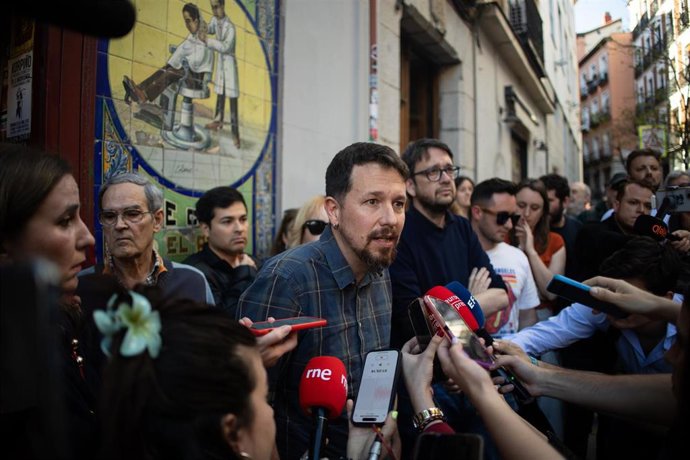 El exvicepresidente y exsecretario general de Podemos Pablo Iglesias, atiende a los medios de comunicación a su llegada a la presentación de su nuevo libro 'Enemigos íntimos', en la Taberna Garibaldi, a 8 de abril de 2025, en Madrid (España). 