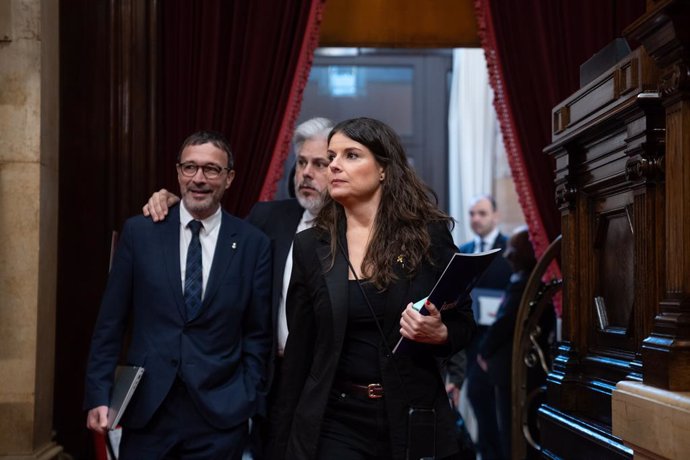 Archivo - Els diputats de Junts al Parlament Mònica Sales, Albert Batet i Xavier Rius durant una sessió de control