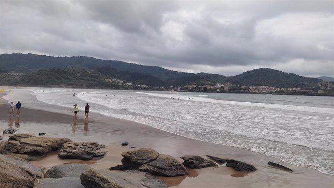 Archivo - Cielo muy nuboso en una playa vizcaína