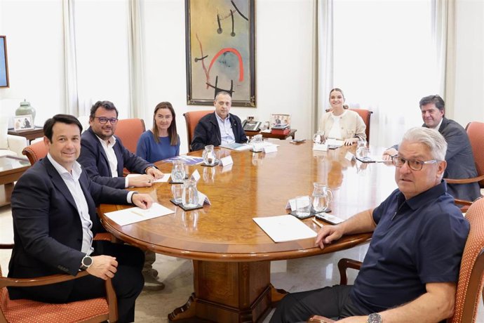 La presidenta del Govern, Marga Prohens, recibe en audiencia a la presidenta de la Federación Balear de Vela, Catalina Darder.