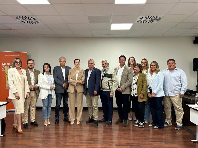 Municipios turísticos canarios instalan los primeros cargadores para vehículos eléctricos en zonas de alta demanda