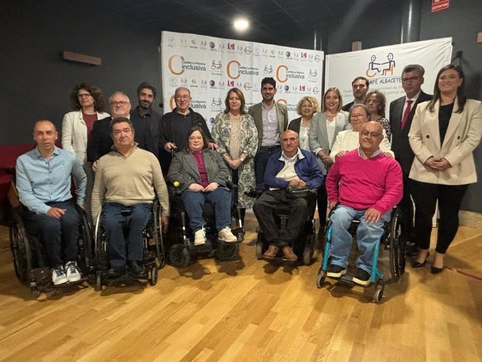 Foto de familia de la Asamblea Extraordinaria de Cocemfe celebrada en Albacete.