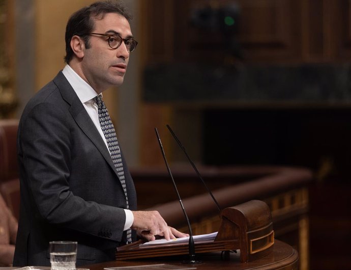 El ministro de Economía, Carlos Cuerpo, interviene durante una sesión plenaria en el Congreso de los Diputados, a 9 de abril de 2025, en Madrid (España). El Gobierno afronta hoy en el Congreso una ofensiva parlamentaria tanto de los partidos de la oposici