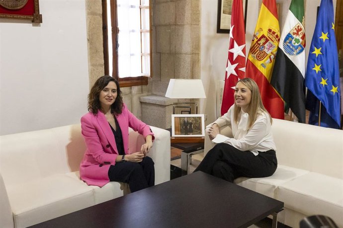 Archivo - La presidenta de la Junta de Extremadura, María Guardiola, se reúne con la presidenta de la Comunidad de Madrid, Isabel Díaz Ayuso, a 24 de febrero de 2025, en Mérida, Badajoz, Extremadura (España).