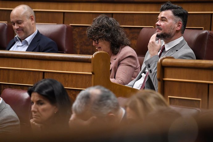 O porta-voz da ERC no Congresso, Gabriel Rufián, durante uma sessão plenária no Congresso dos Deputados, em 10 de abril de 2025, em Madri (Espanha).  A sessão plenária do Congresso dos Deputados debate e vota o decreto-lei que estabelece o Plano