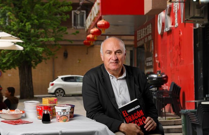 El escritor Fernando Benzo publica su nueva novela 'El dragón negro'