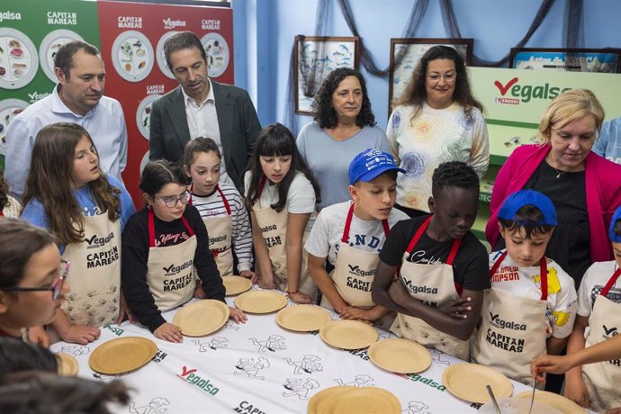 El conselleiro do Mar, Alfonso Villares, en un colegio este miércoles