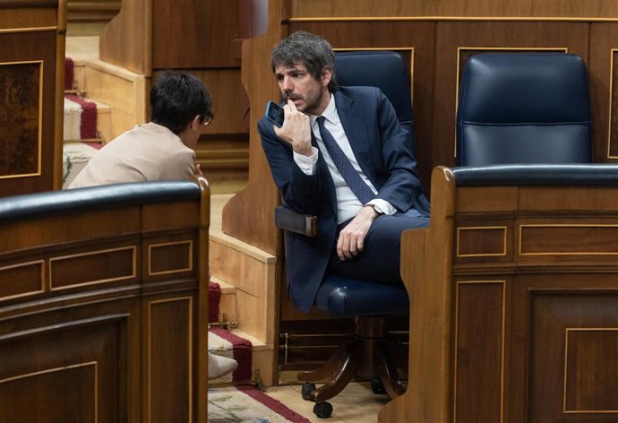 La ministra de Vivienda, Isabel Rodríguez y el ministro de Cultura, Ernest Urtasun, durante una sesión de control al Gobierno, en el Congreso de los Diputados, a 9 de abril de 2025, en Madrid (España). El Gobierno afronta hoy en el Congreso una ofensiva p