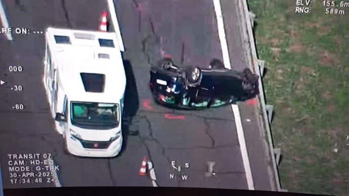 Un turismo volcado en la AP-7 a la altura de Castellet i la Gornal (Barcelona)
