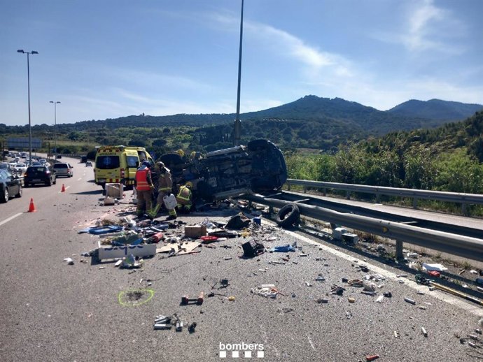 Efectivos de Bombers de la Generalitat y del SEM en el lugar de un accidente en la C-32 en Argentona (Barcelona)
