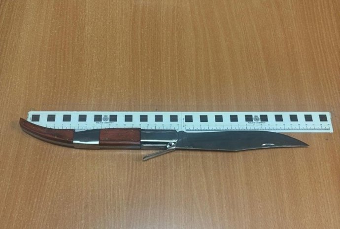 Navaja incautada al detenido.