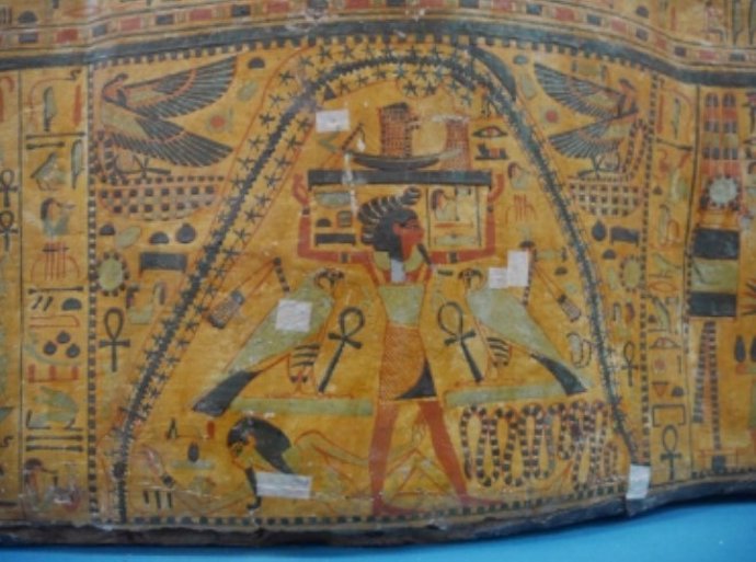 Viñeta cosmológica de Nut en el ataúd exterior de Nesitaudjatakhet en la colección del Museo Arqueológico de Odessa