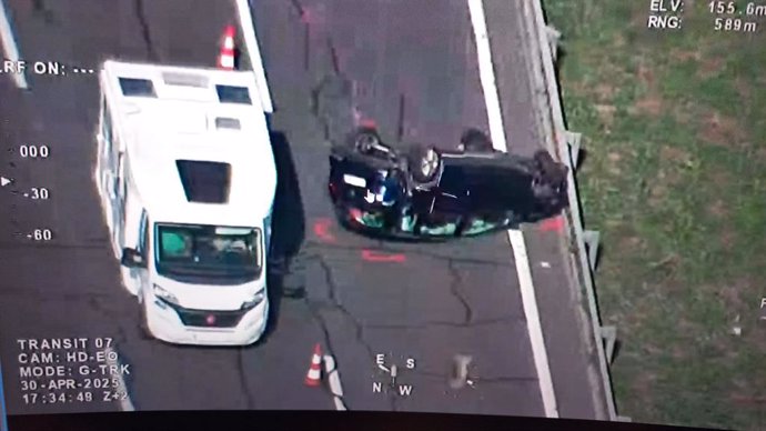 Un turisme bolcat a l'AP-7 a l'altura de Castellet i la Gornal (Barcelona)