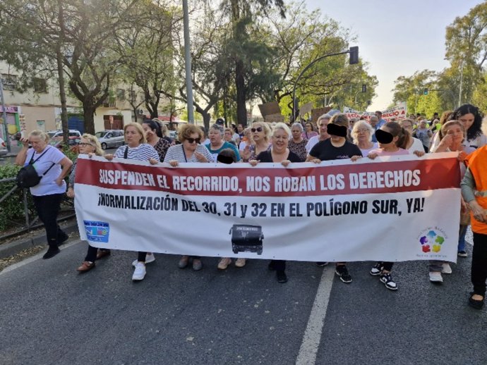 Vecinos del Polígono Sur se manifiestan por el desvío de línes de Tussam por el barrio.