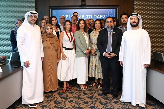 Representantes de Córdoba (en el centro) en la Arabian Travel Market para estrechar lazos turísticos con los principales operadores de países como Emiratos Árabes Unidos, Qatar y Arabia Saudí.