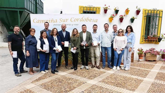 Miguel Ruz y Narci Ruiz (centro), en la presentación de la guía de itinerarios turísticos senderistas.
