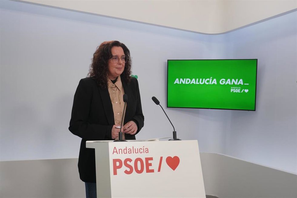 Archivo - La portavoz de Educación del PSOE-A, Susana Rivas, en rueda de prensa.