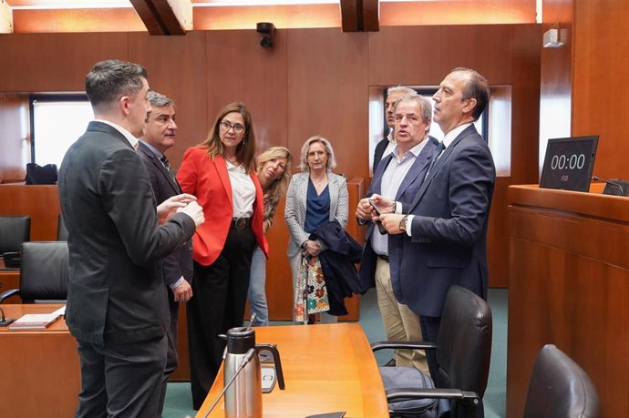 El consejero de Sanidad del Gobierno de Aragón, José Luis Bancalero Flores, conversa con varios diputados de la Comisión de Sanidad de las Cortes de Aragón antes de su comparecencia.