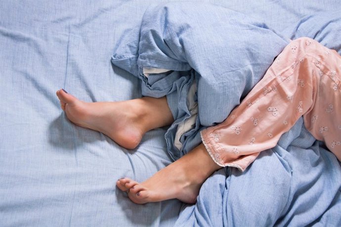 Archivo - Piernas inquietas, durmiendo.