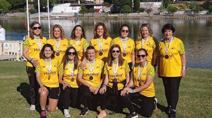 Equipo del barco 'Dragón Club' del Club de Piragüismo Tartessos Huelva.