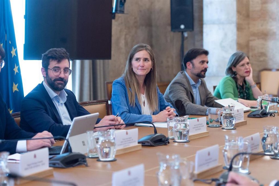 La vicepresidenta y ministra para la Transición Ecológica y el Reto Demográfico, Sara Aagesen (2i), durante la primera reunión del Comité para el análisis de las circunstancias que concurrieron en la crisis de electricidad del 28 de abril de 2025, en la